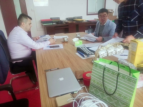 Latest company news about الزبائن الأوروبيون يزورون المصنع ويتفاوضون على التعاون